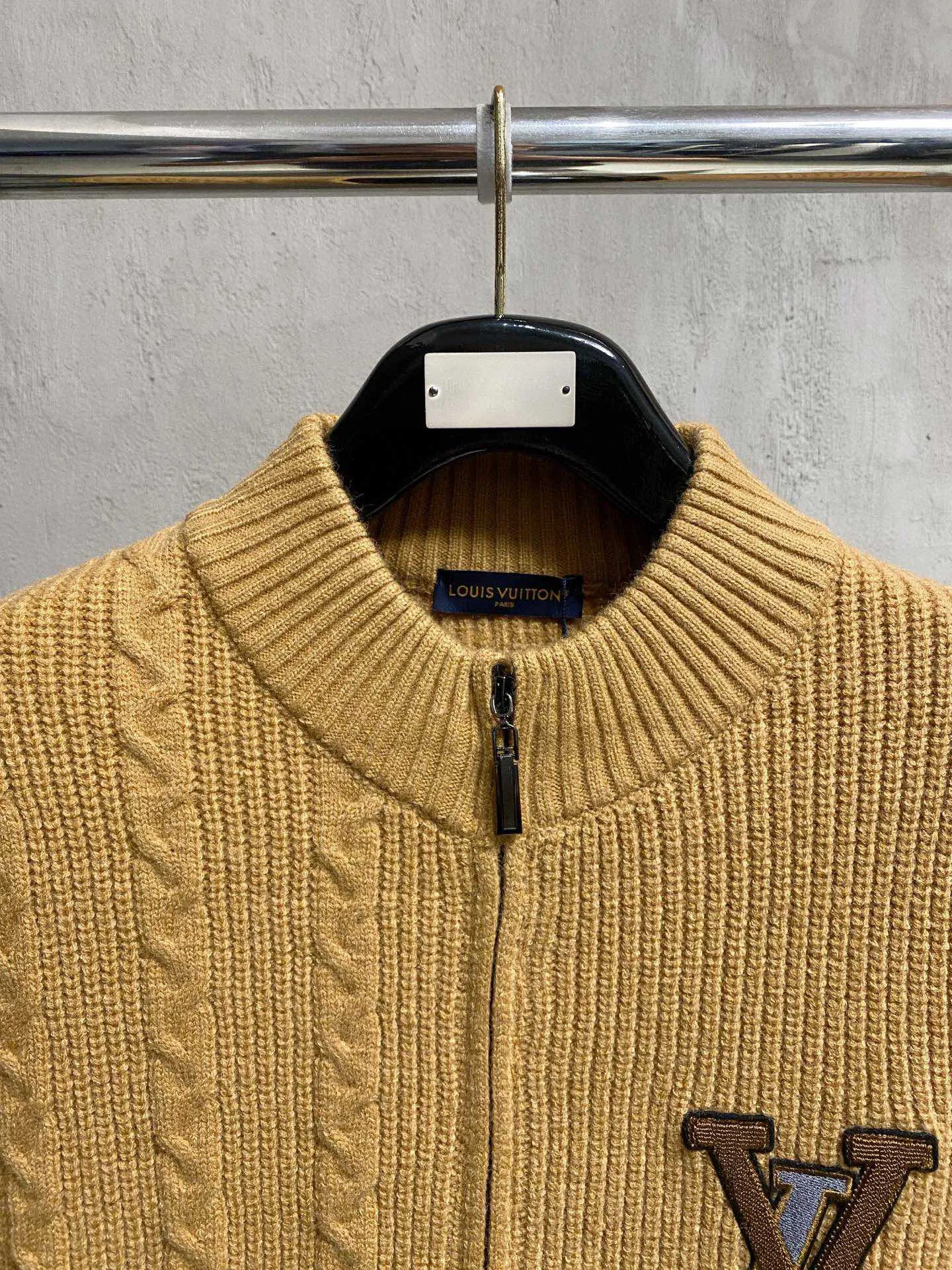 🅿️560 【LV Louis Vuitton】Autumn and winter classic cardigan sweater, in full condition! ! ! Wool blended fabric, the latest model in 2025, golden ratio! ! Slim-fitting soft gold, versatile and practical item, the combination and practicality are extremely powerful, simple and elegant, and classy! To create your own style, it is highly recommended to buy it in two colors. The standard slim fit tailoring process is suitable for both young and old men. It is knitted from wool and will not cause any discomfort! While keeping warm, it is stylish, textured and wearable, and the classic logo with contrasting colors on the chest feels in place! ! Recommended for regular customers! ! Size M-3XL (maximum wear: 190 pounds)